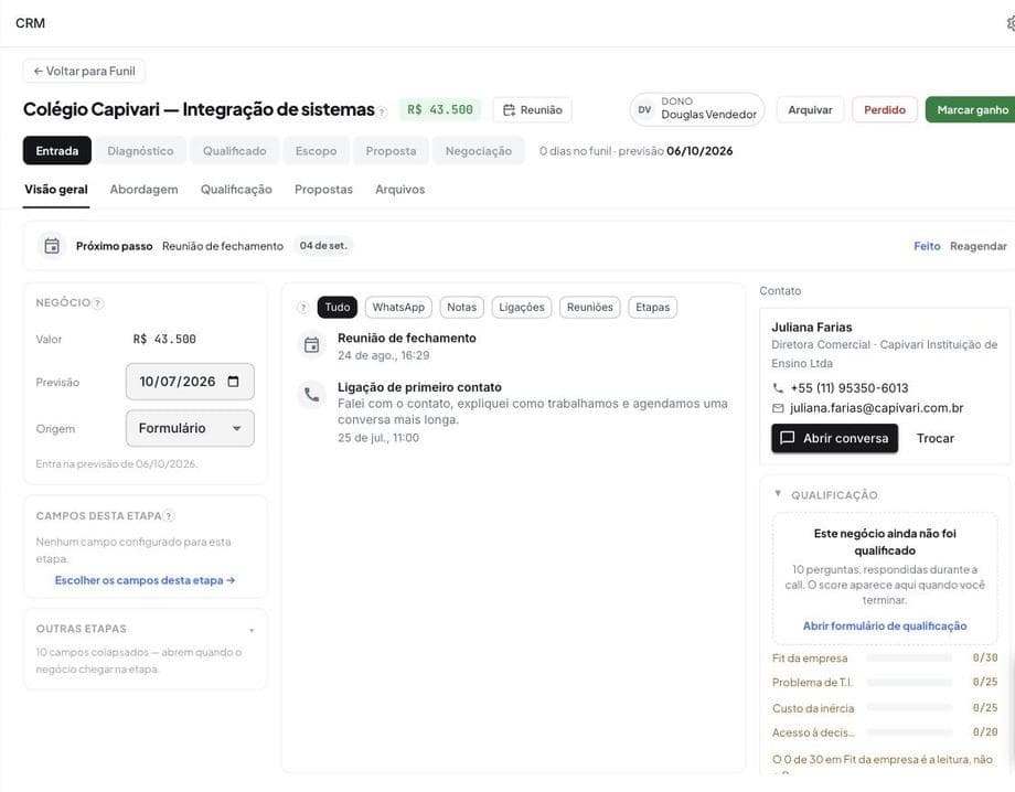Ficha do negócio com histórico, documentos e o cadastro do cliente ligado ao card